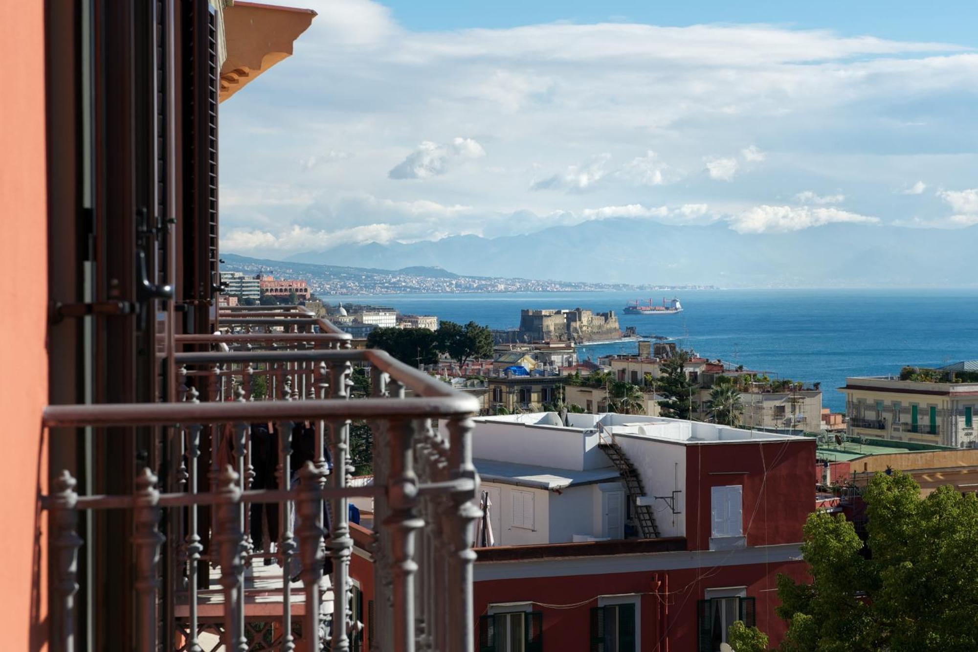 Camera Matrimoniale con Balcone e Vista Mare